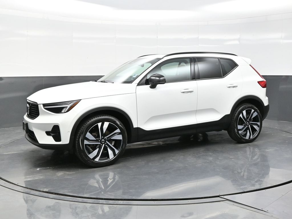2025 Volvo XC40 Plus photo 2