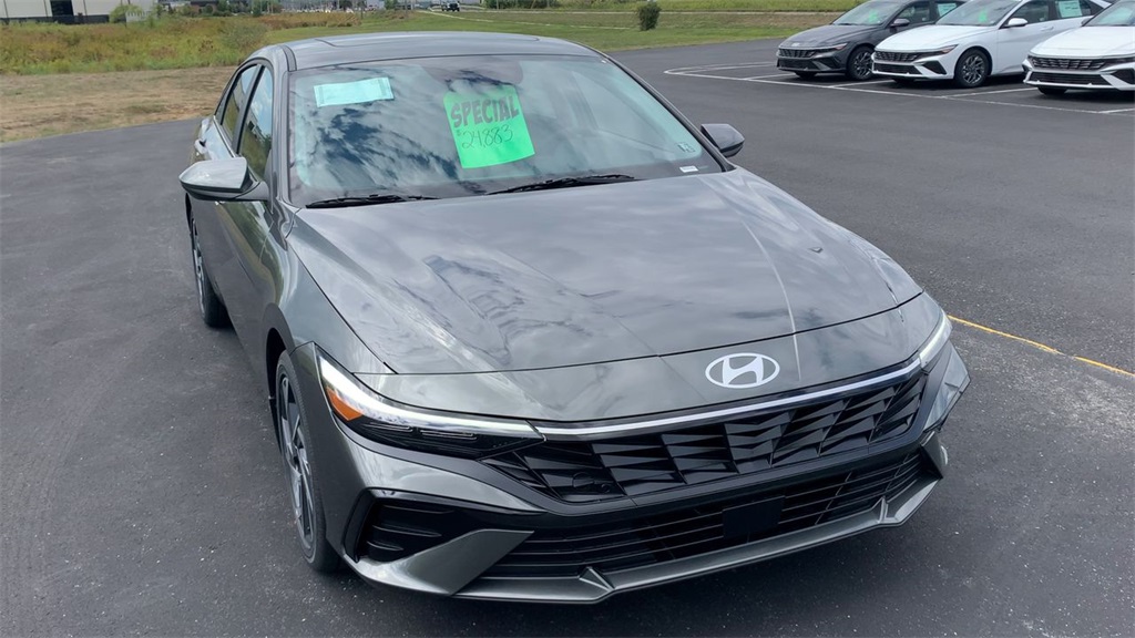 2025 Hyundai Elantra SEL Convenience photo 5