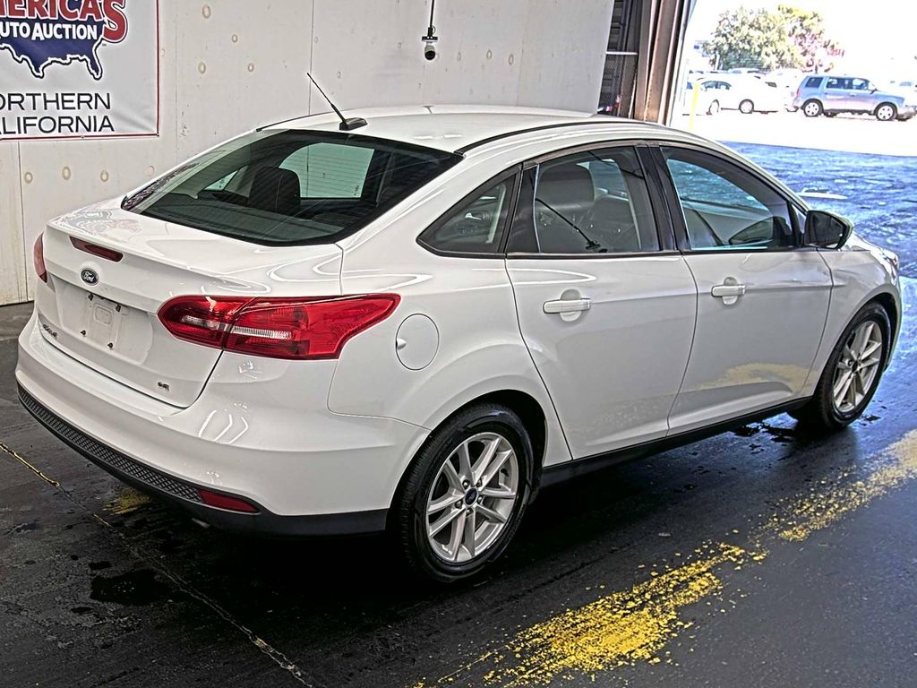2018 Ford Focus SE photo 2