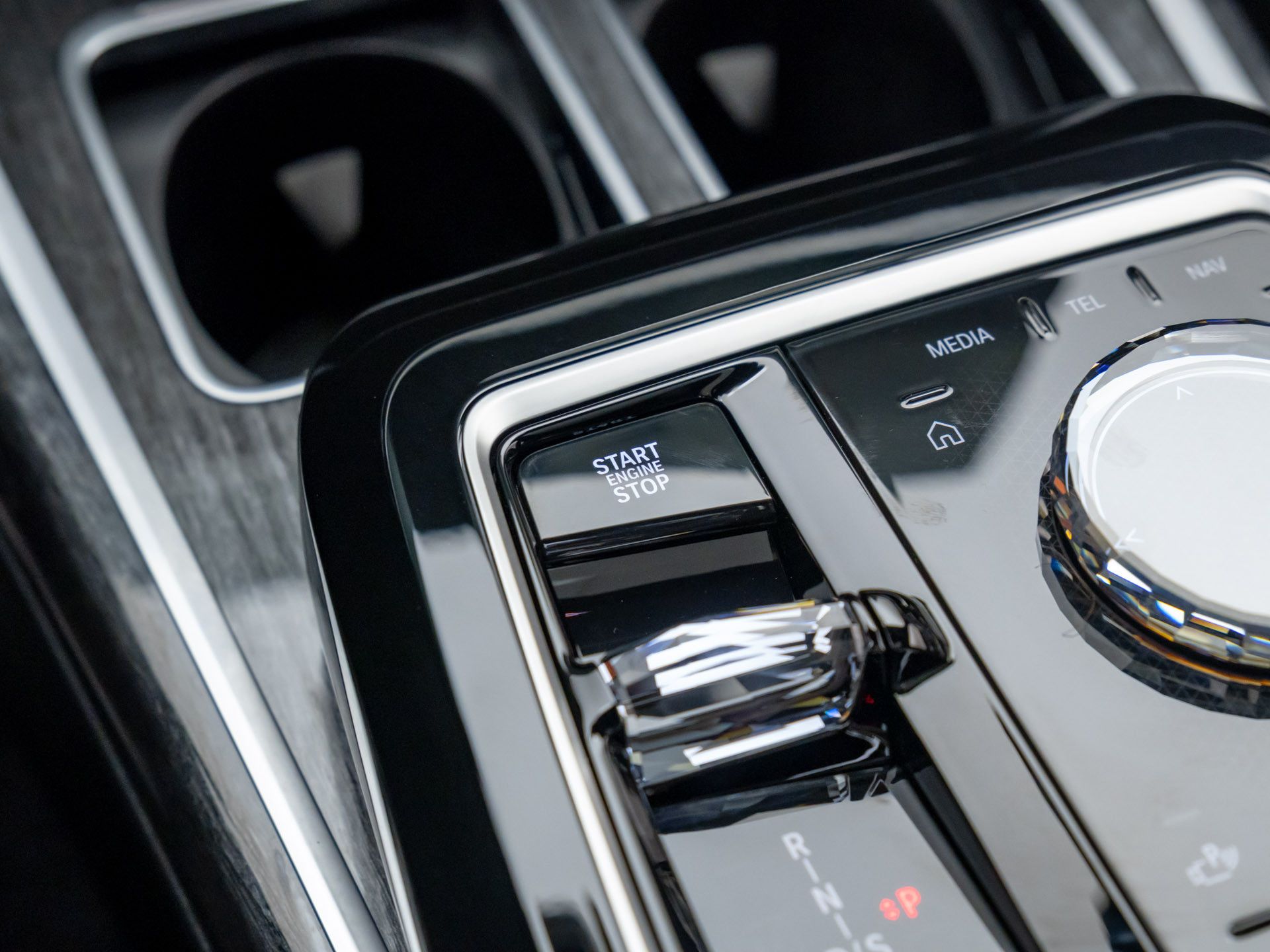 New 2025 Brooklyn Grey Metallic BMW 750e xDrive image 22