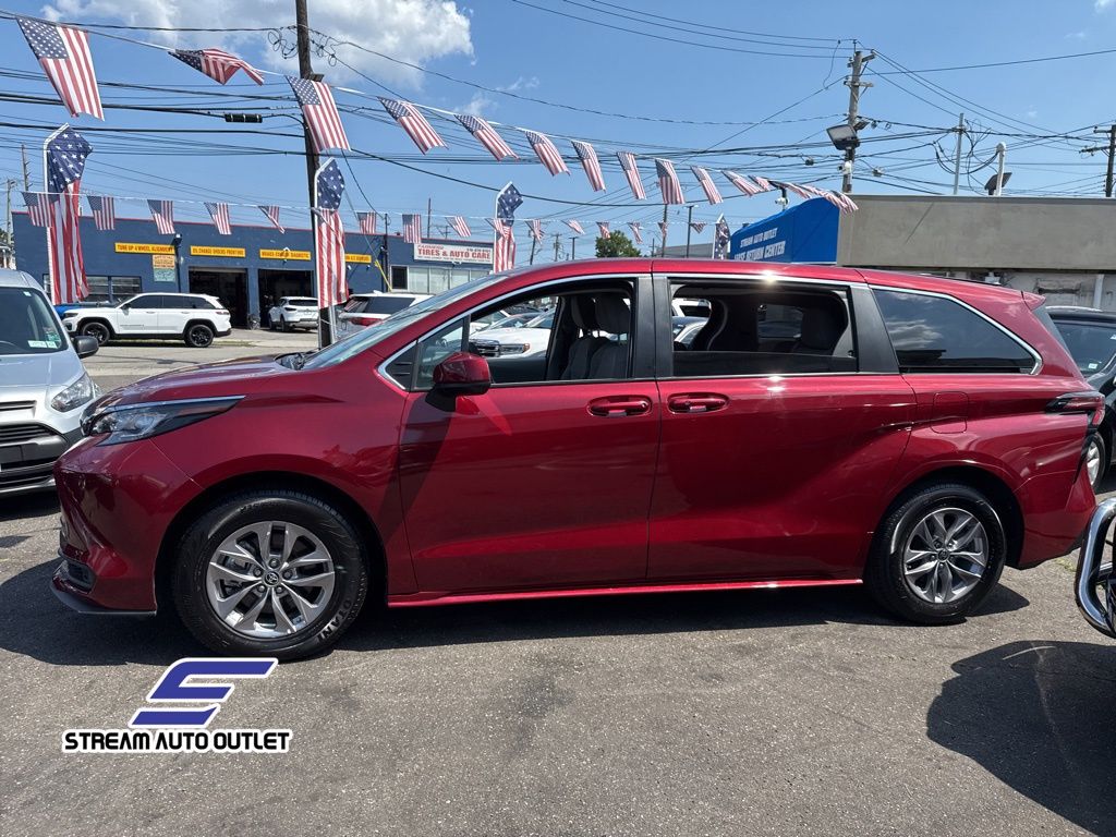 2022 Toyota Sienna LE photo 4