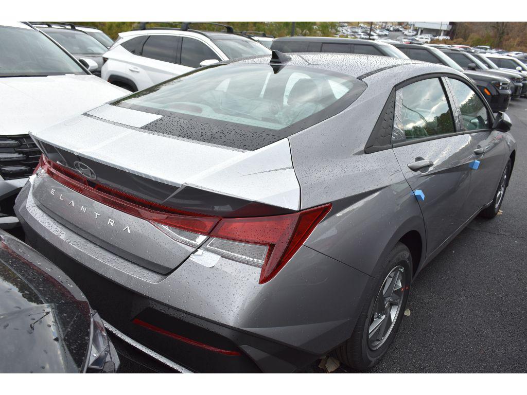 2026 Hyundai Elantra SE photo 3