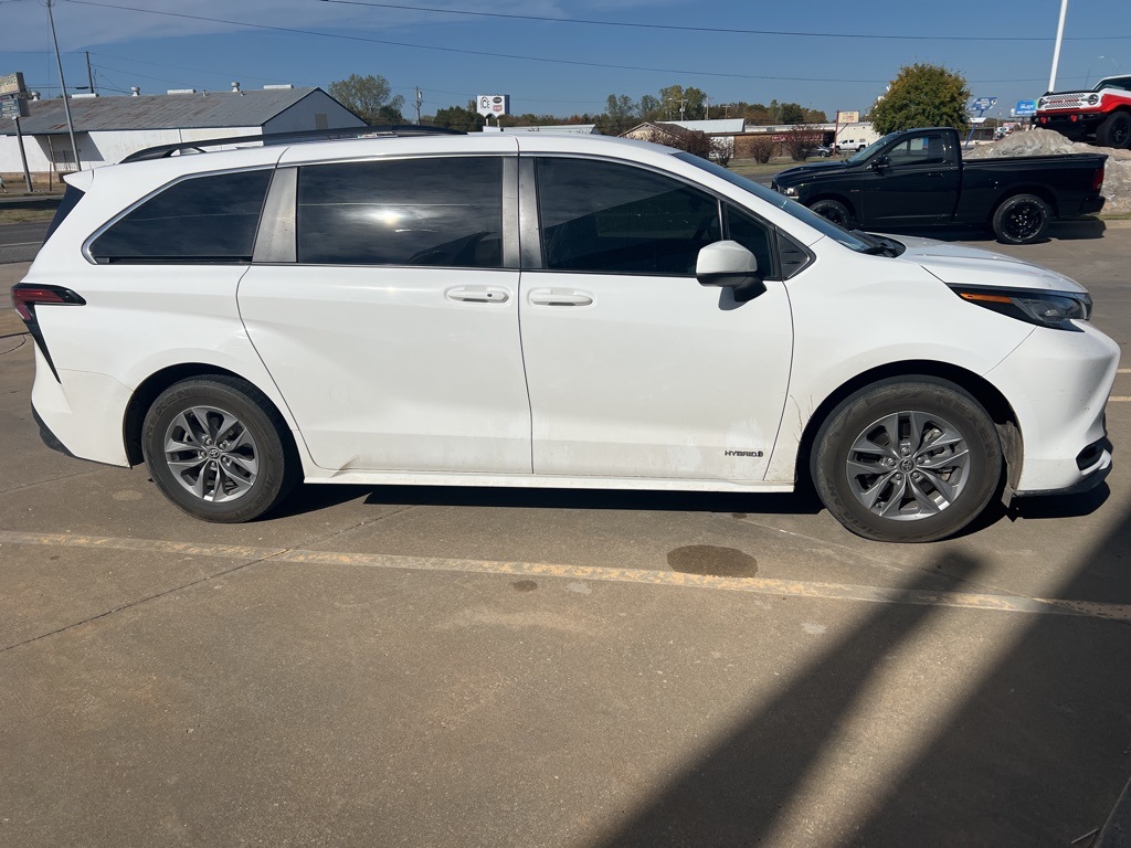 2021 Toyota Sienna LE photo 2