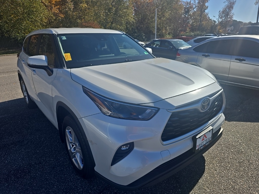 2023 Toyota Highlander LE photo 3