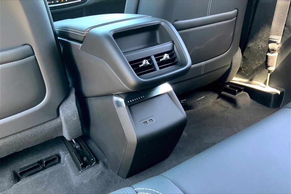 2025 Cadillac Lyriq Luxury photo 17