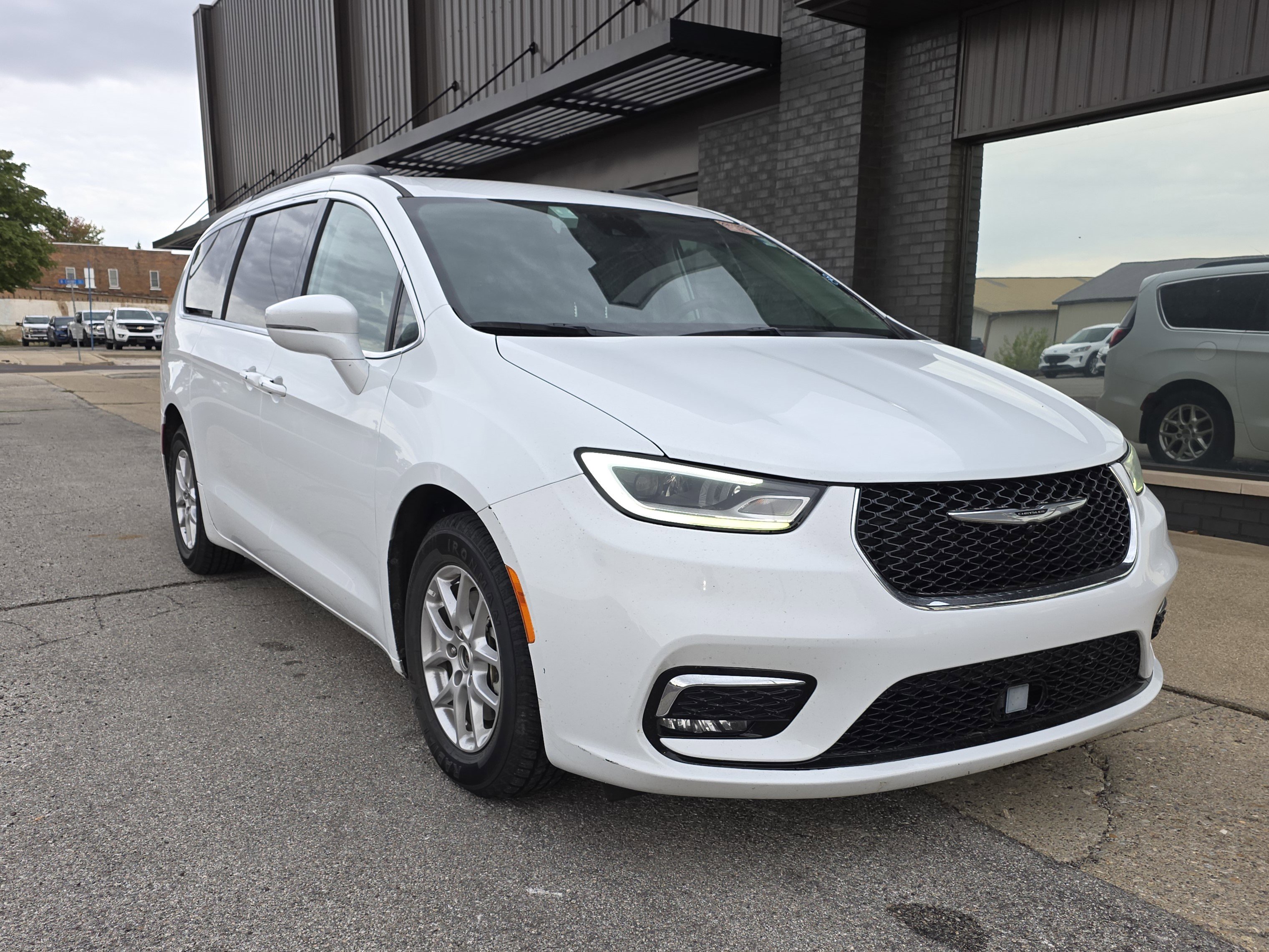 2022 Chrysler Pacifica Touring L photo 2