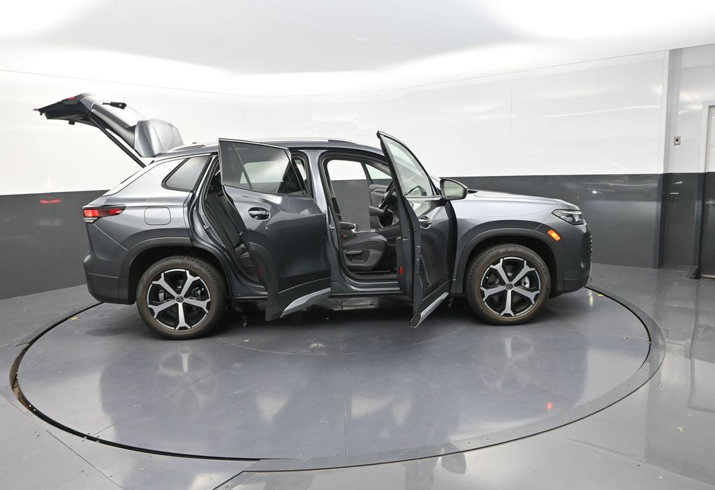 2025 Volkswagen Tiguan SE photo 32