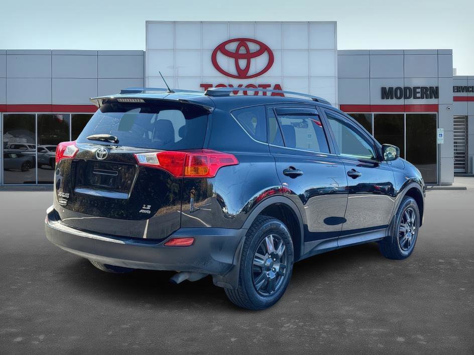 2015 Toyota RAV4 LE photo 4