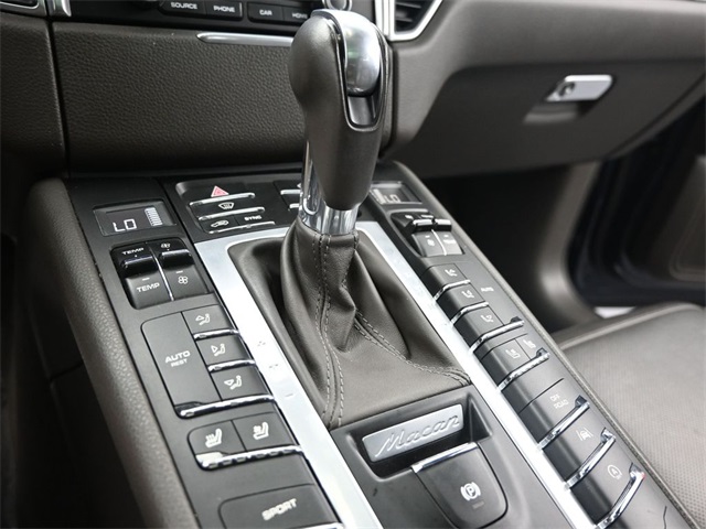 2018 Porsche Macan Base photo 12