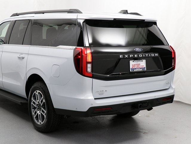 2025 Ford Expedition MAX photo 2