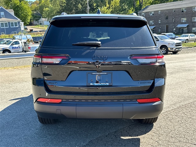 2025 Jeep Grand Cherokee Limited photo 3