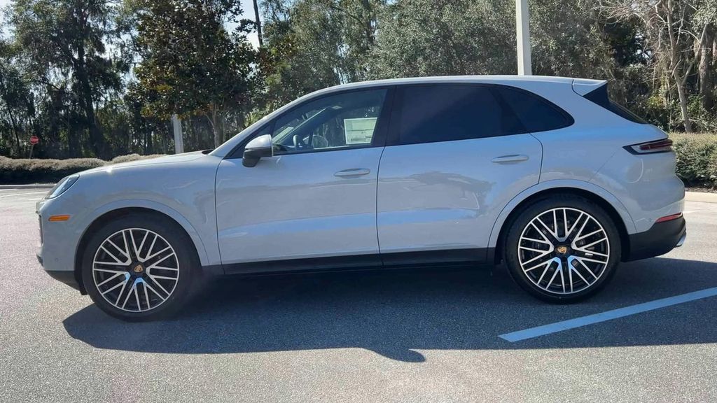 2025 Porsche Cayenne Base photo 5