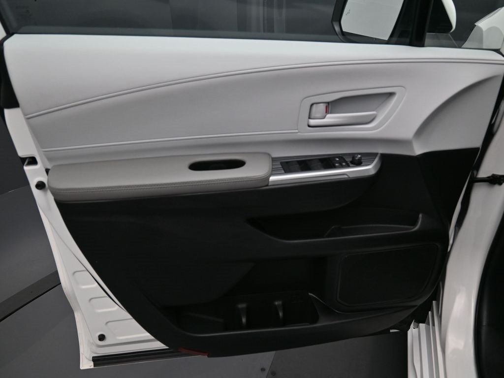2025 Toyota Sienna LE photo 11