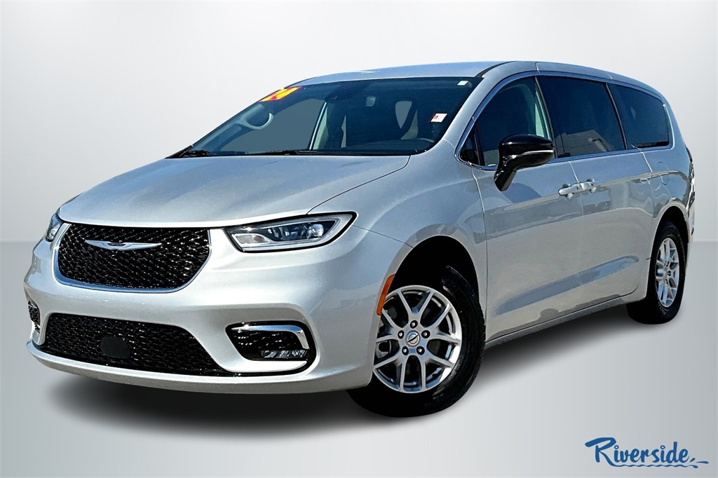 2024 Chrysler Pacifica Touring L photo 3