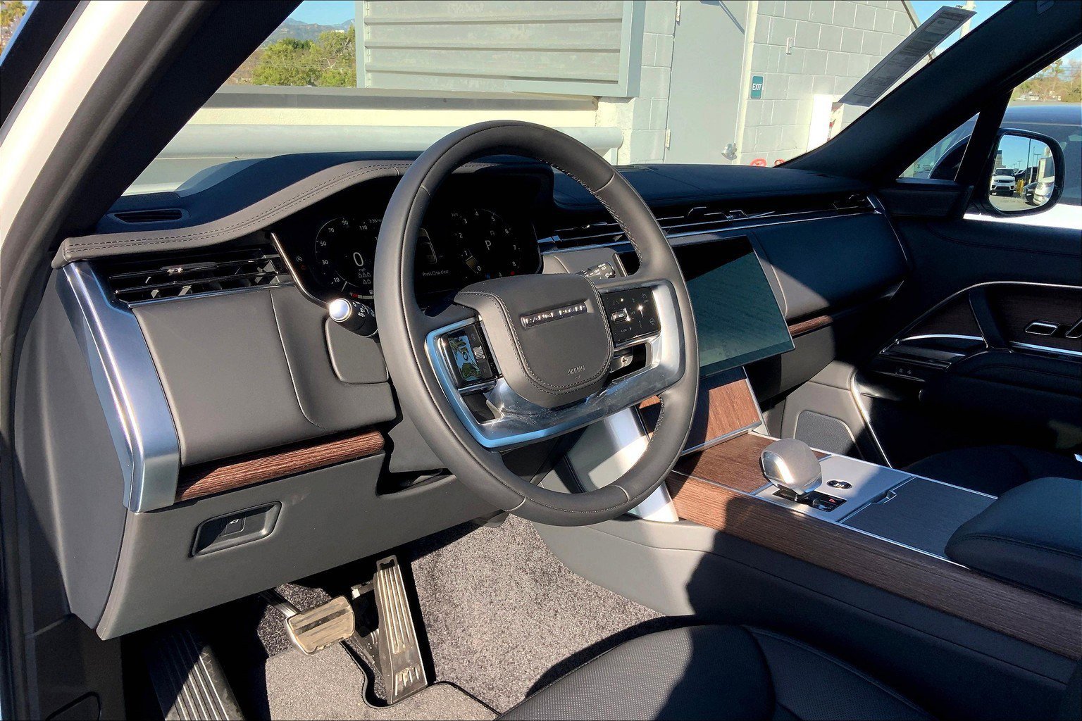 2025 Land Rover Range Rover SE photo 4