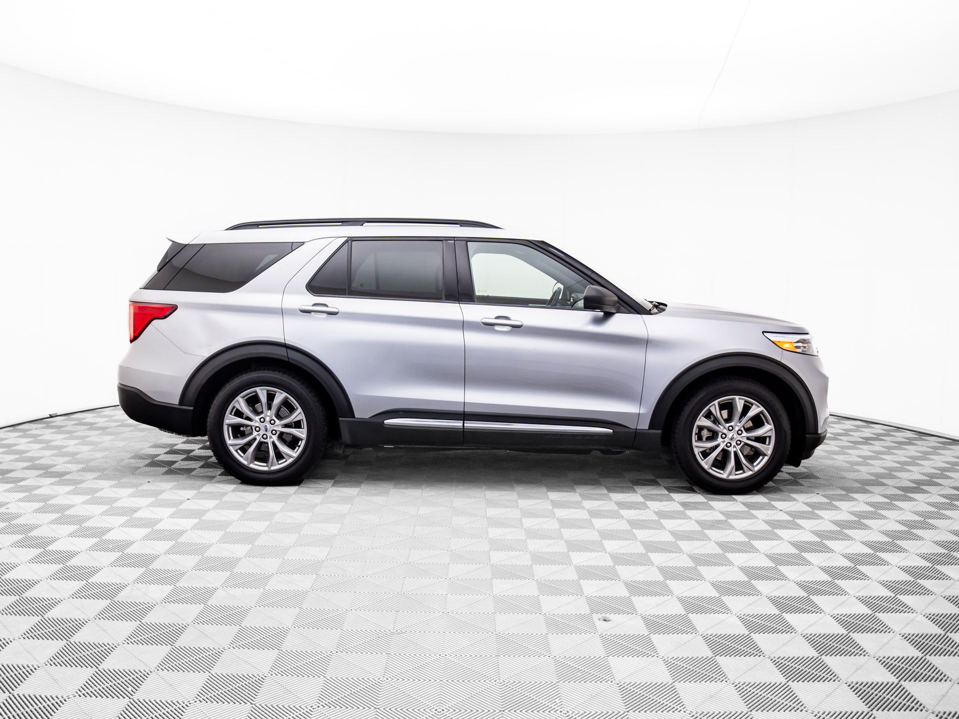 2020 Ford Explorer XLT photo 3