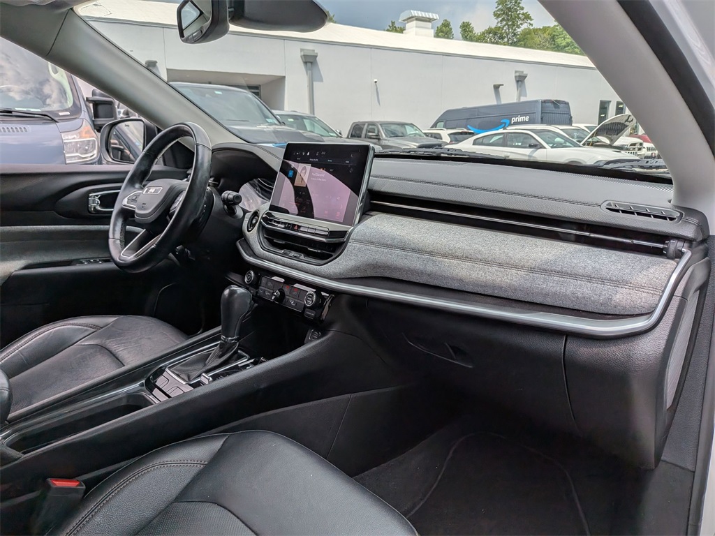 2022 Jeep Compass Latitude Lux photo 22