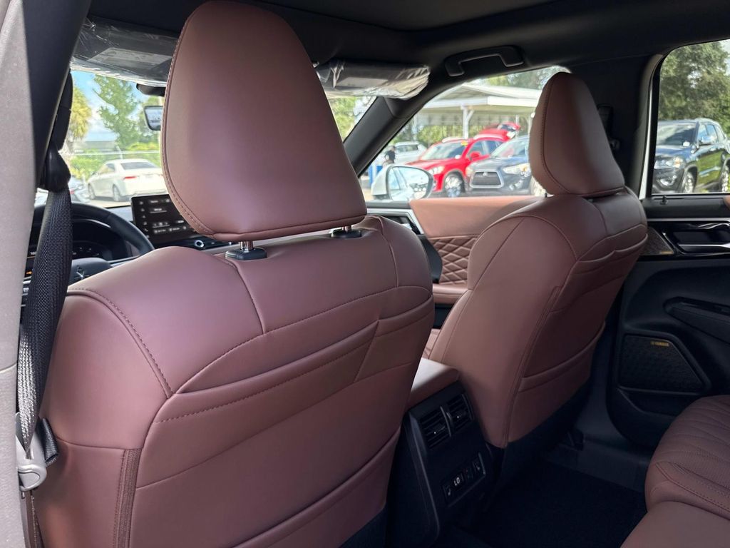 2025 Mitsubishi Outlander SEL photo 11