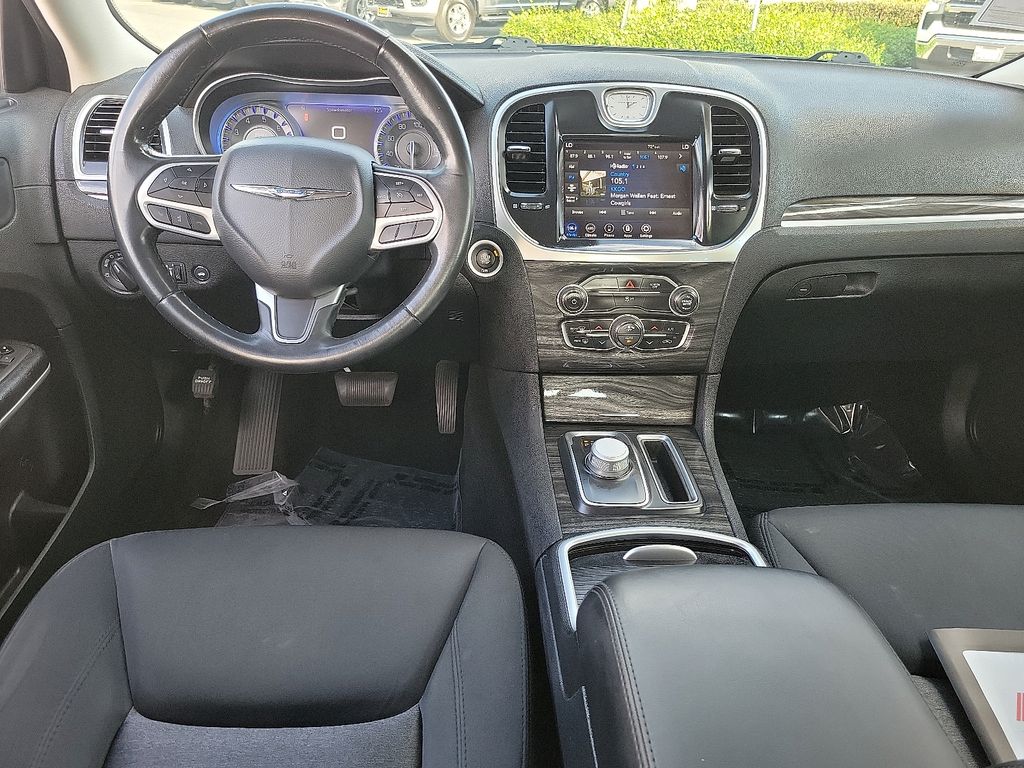 2021 Chrysler 300 Touring photo 4