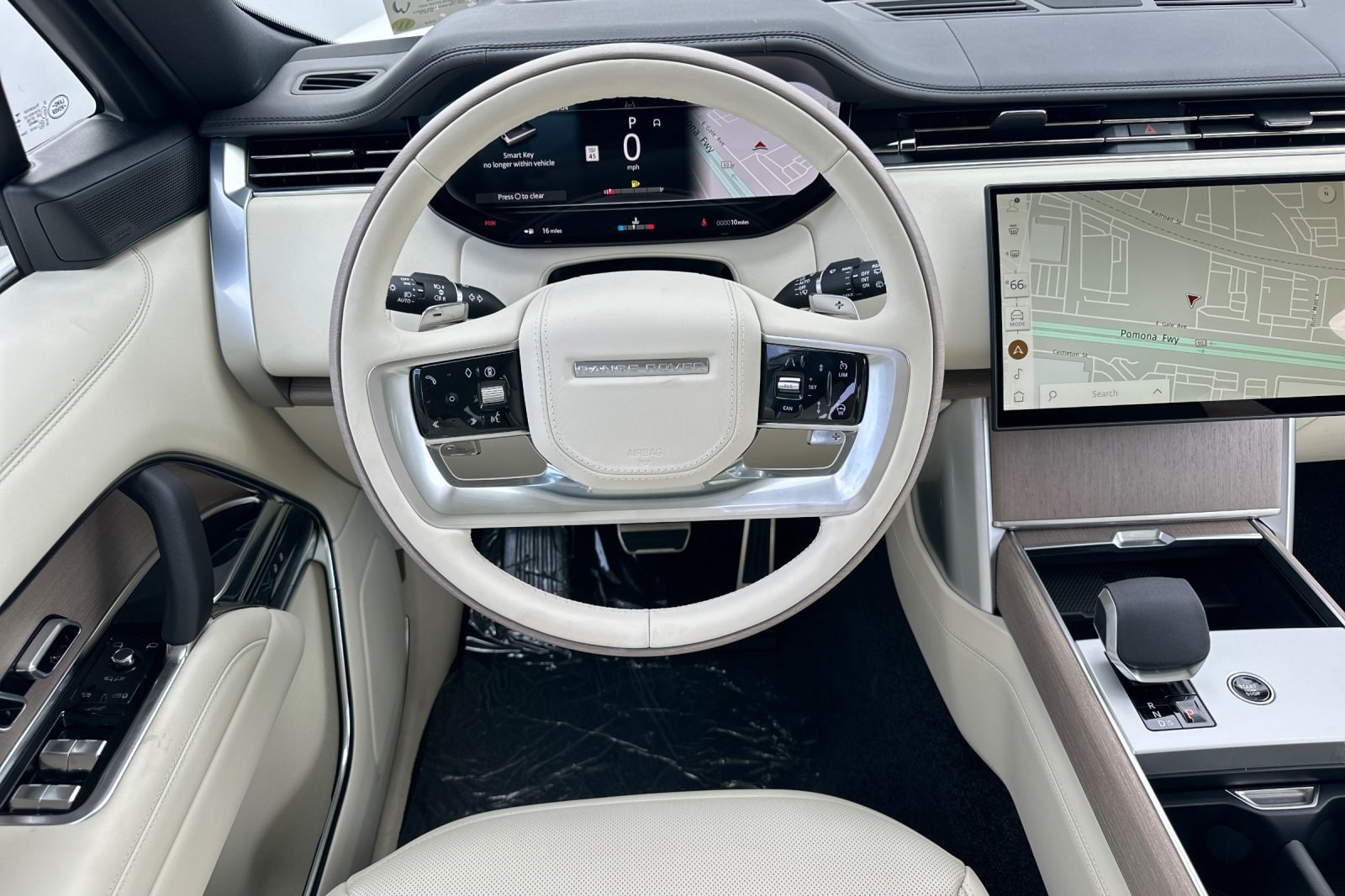2025 Land Rover Range Rover SE photo 14