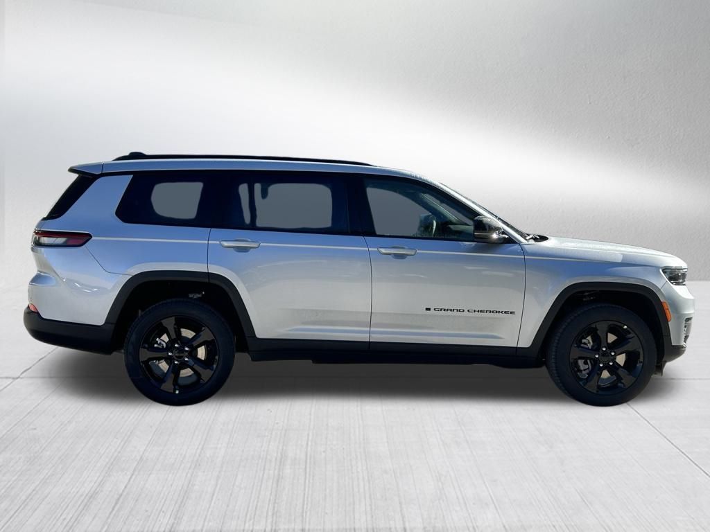 2025 Jeep Grand Cherokee Limited photo 3