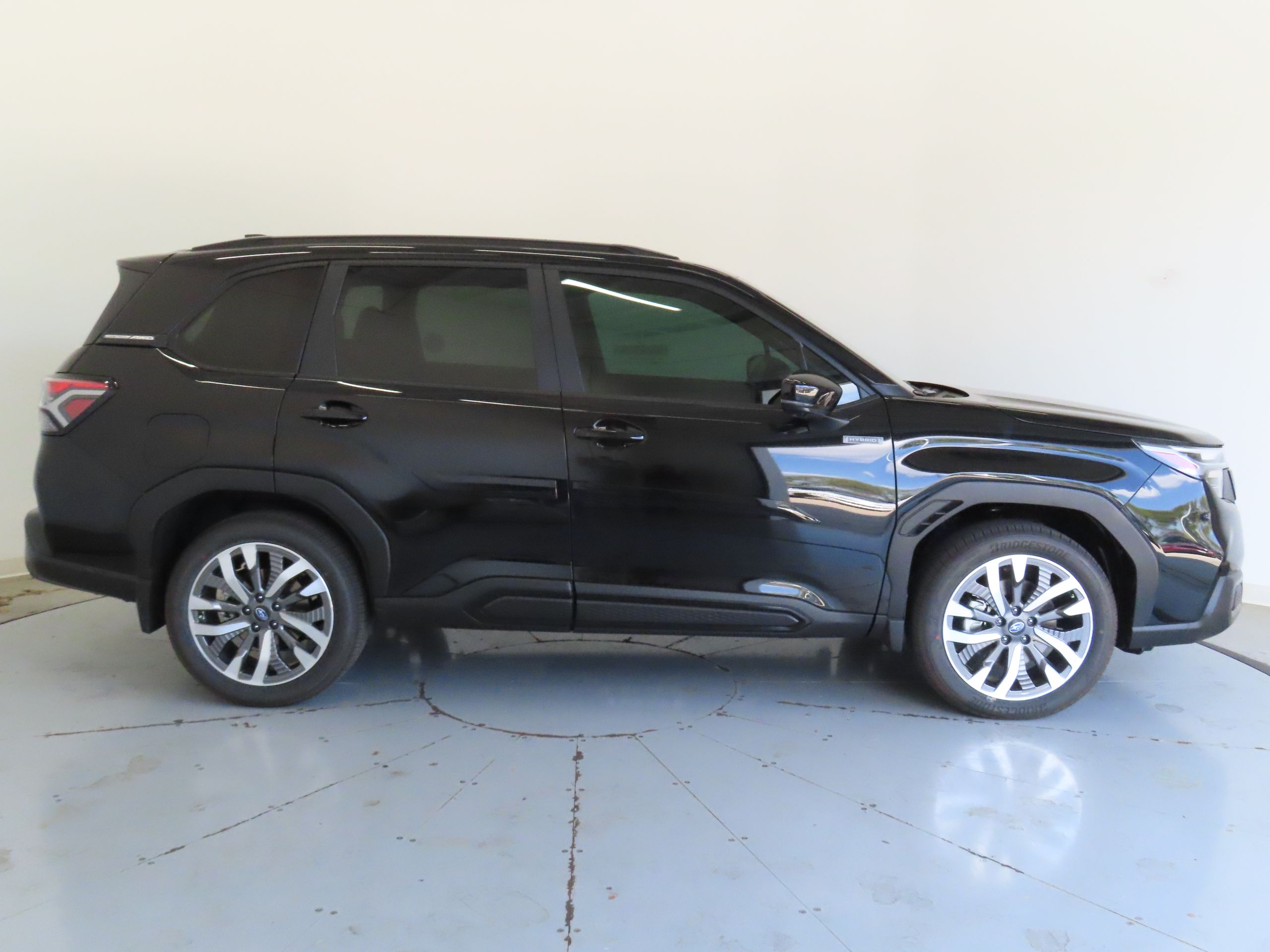 2025 Subaru Forester Touring photo 2