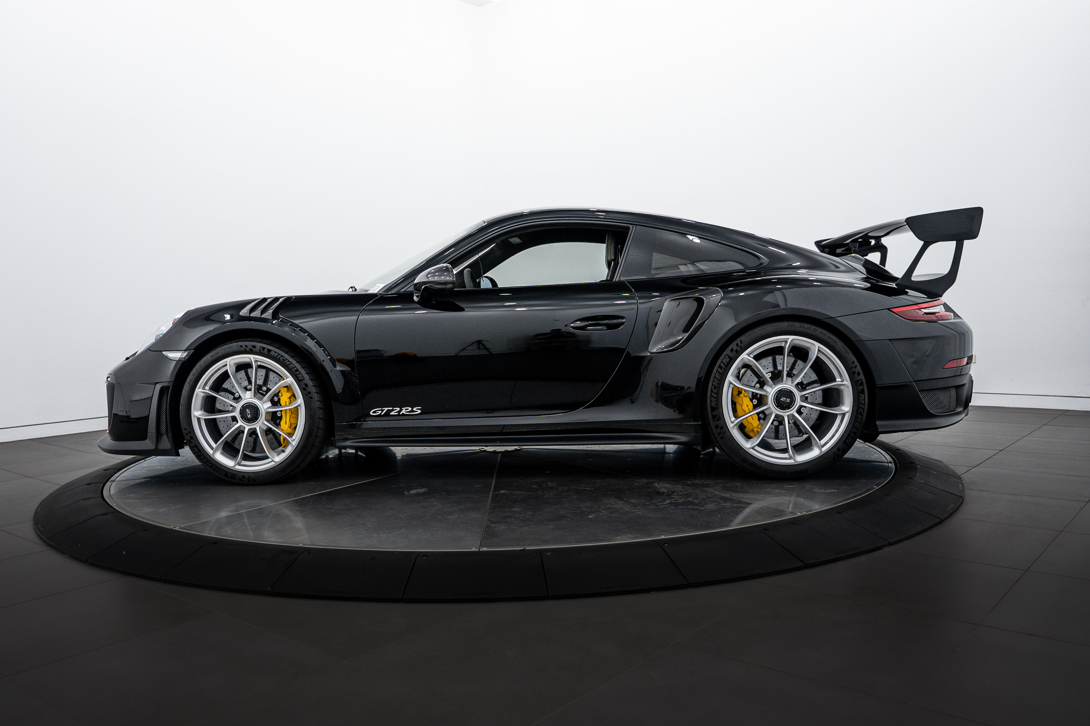 2018 Porsche 911 GT2 RS photo 2