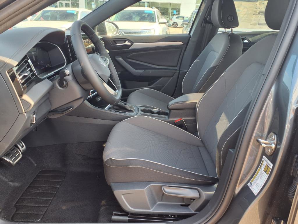 2025 Volkswagen Jetta Sport photo 3