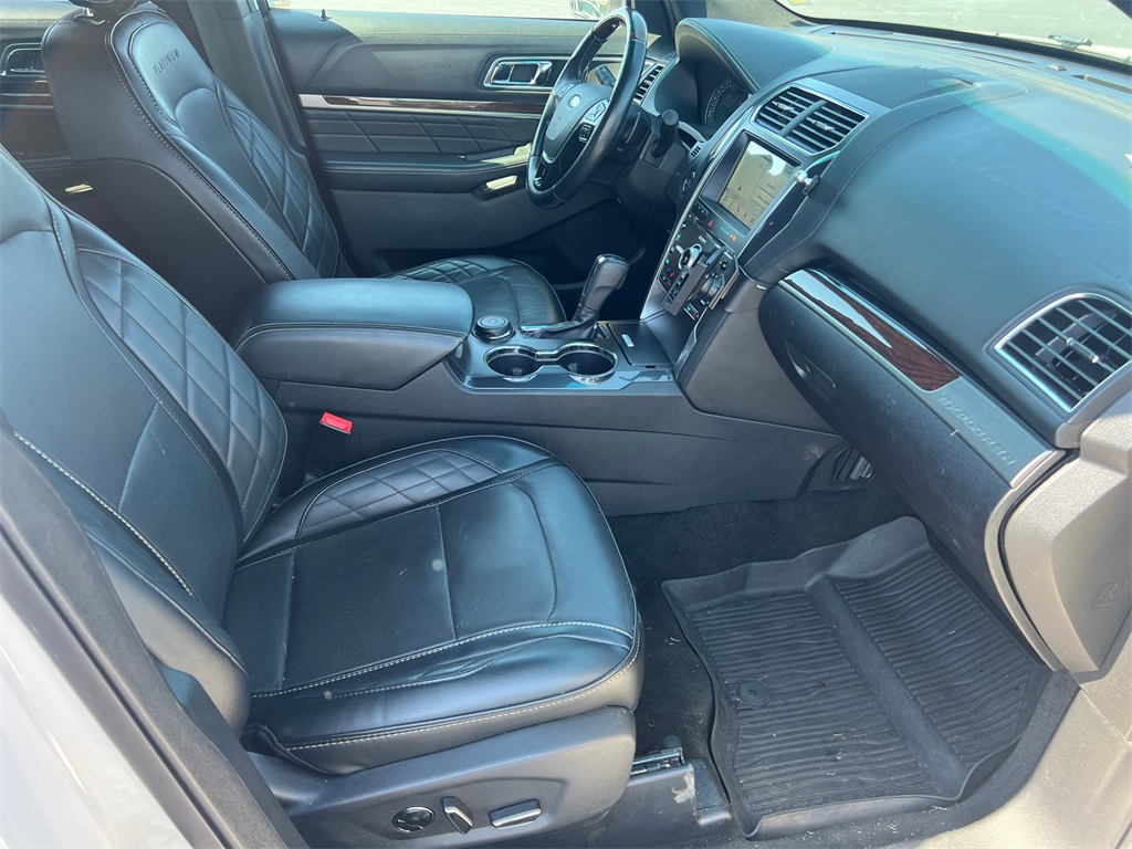 2017 Ford Explorer Platinum photo 11