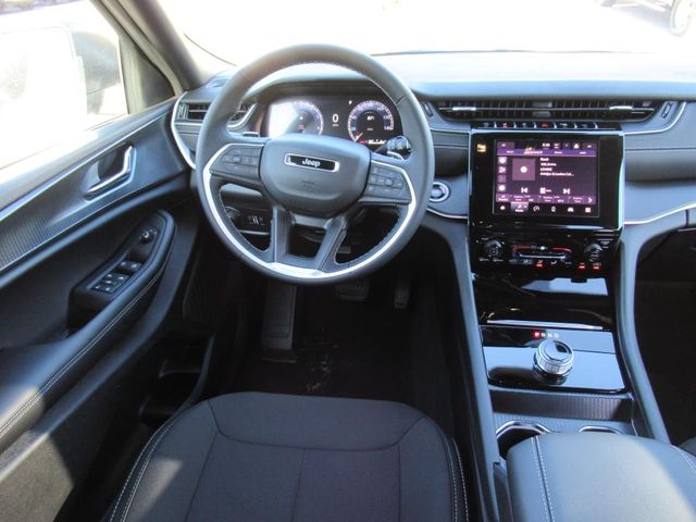 2025 Jeep Grand Cherokee Laredo photo 13