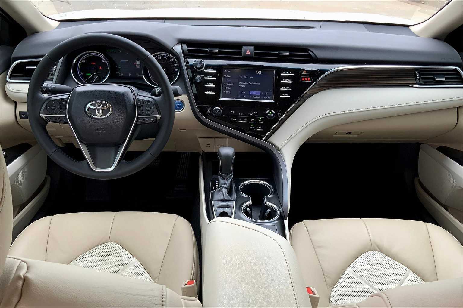2018 Toyota Camry Hybrid XLE photo 12