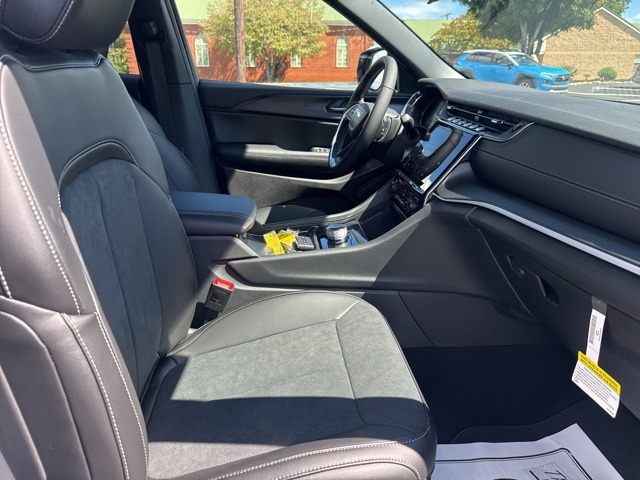 2025 Jeep Grand Cherokee Laredo Altitude photo 6