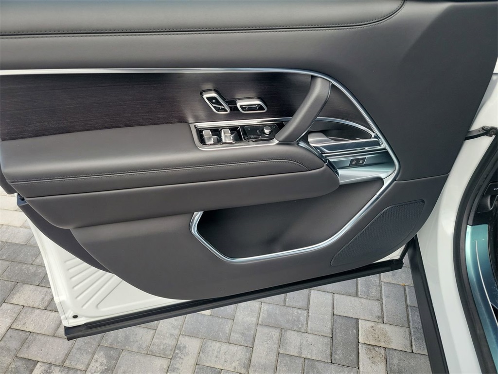 2025 Land Rover Range Rover SE photo 22