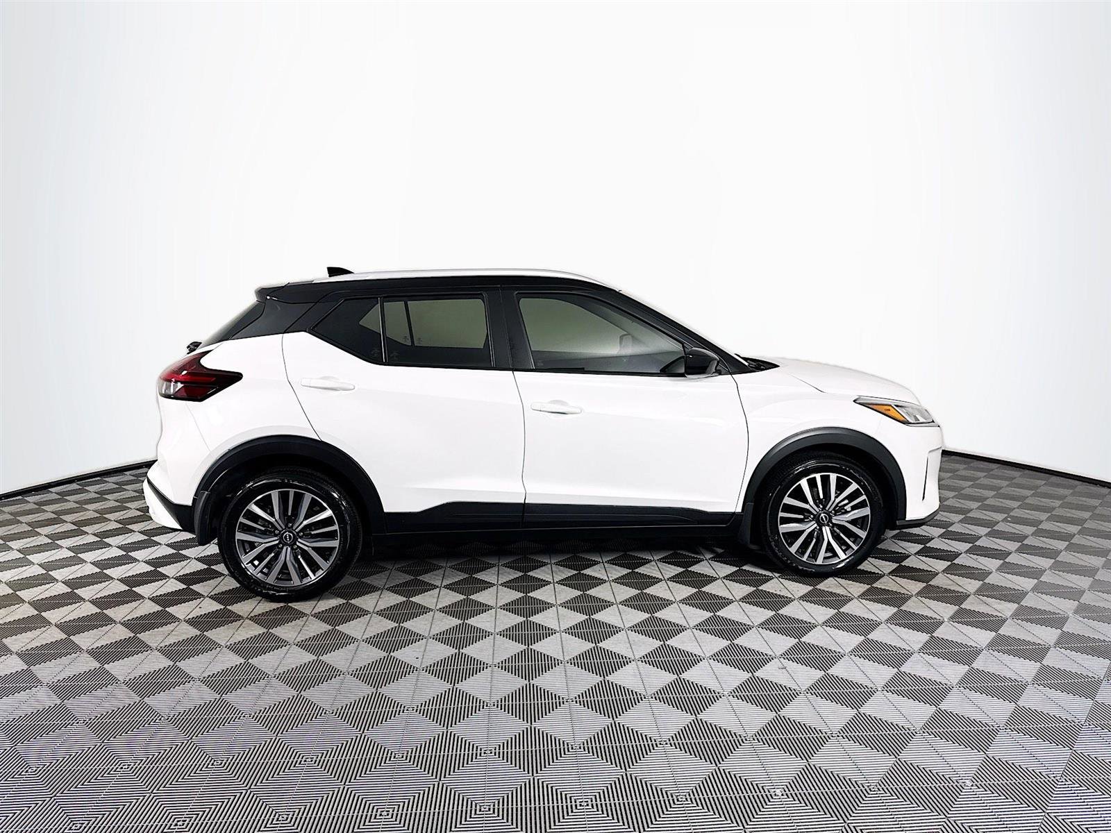2022 Nissan Kicks SV photo 3