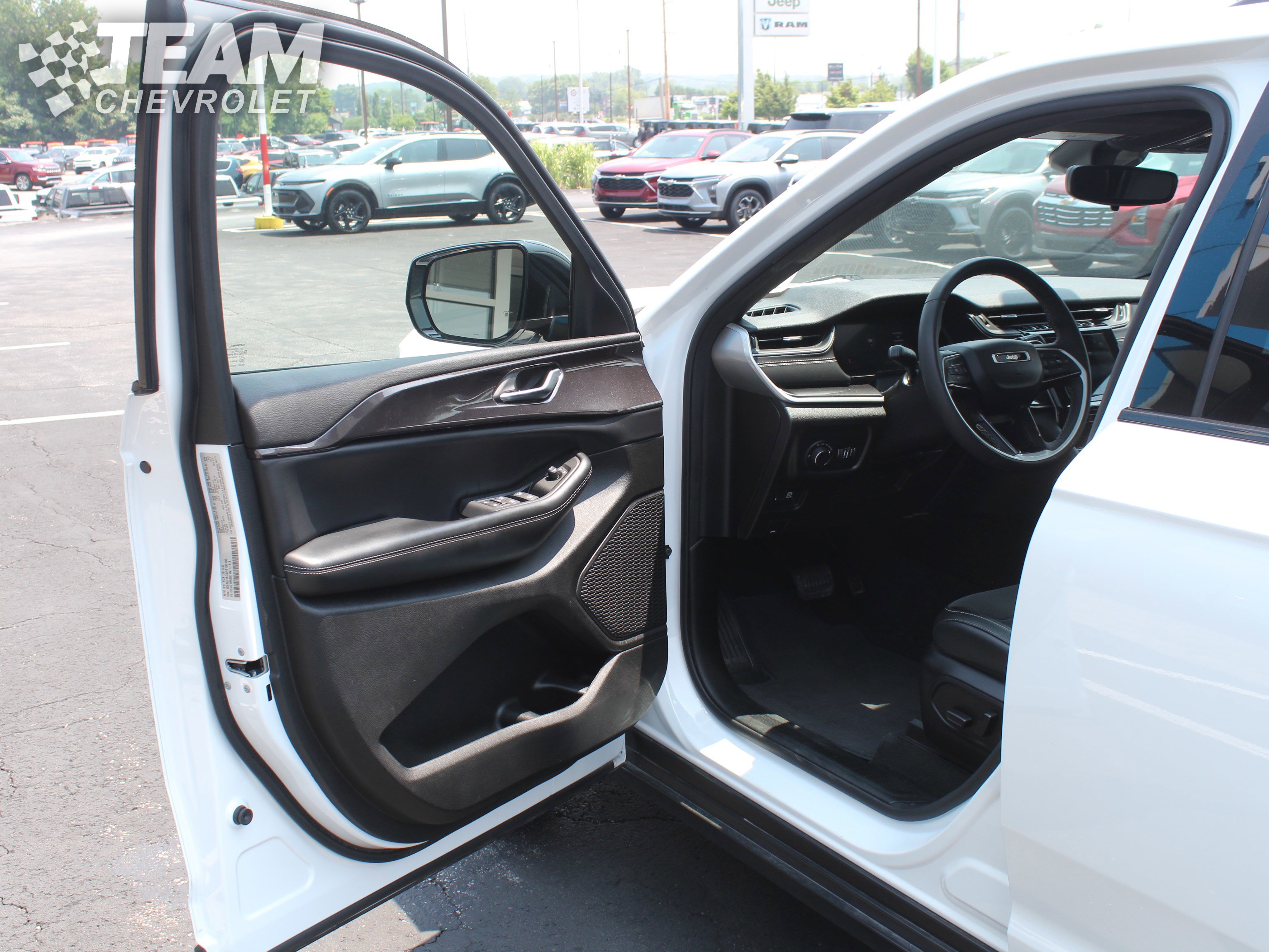 2023 Jeep Grand Cherokee Altitude photo 9