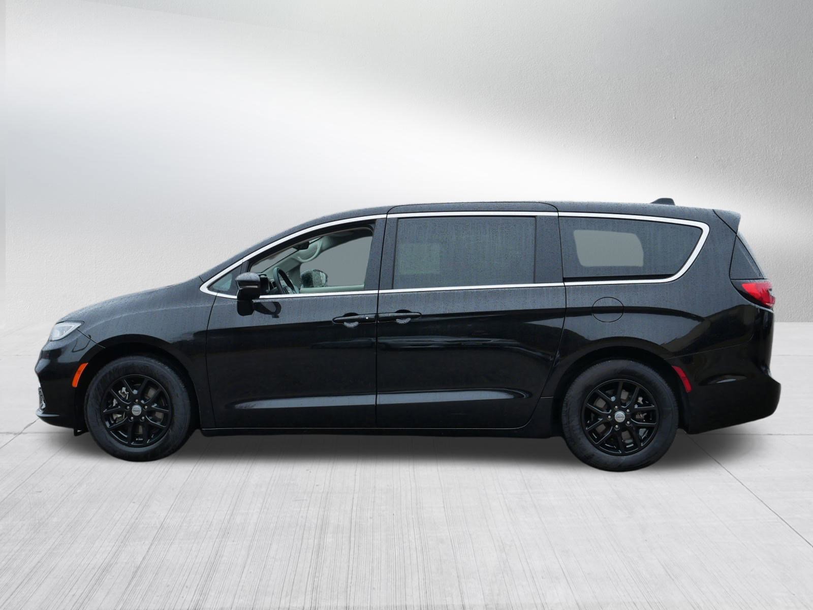 2024 Chrysler Pacifica Touring L photo 4