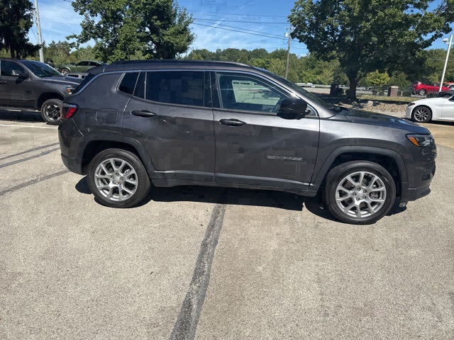 2023 Jeep Compass Latitude Lux photo 6