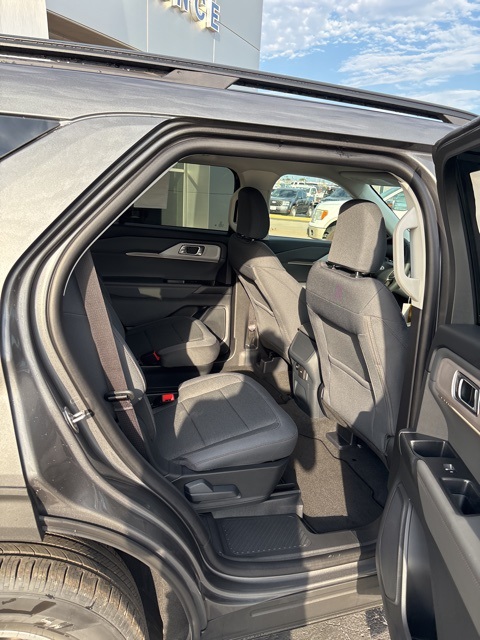 2025 Ford Explorer photo 31