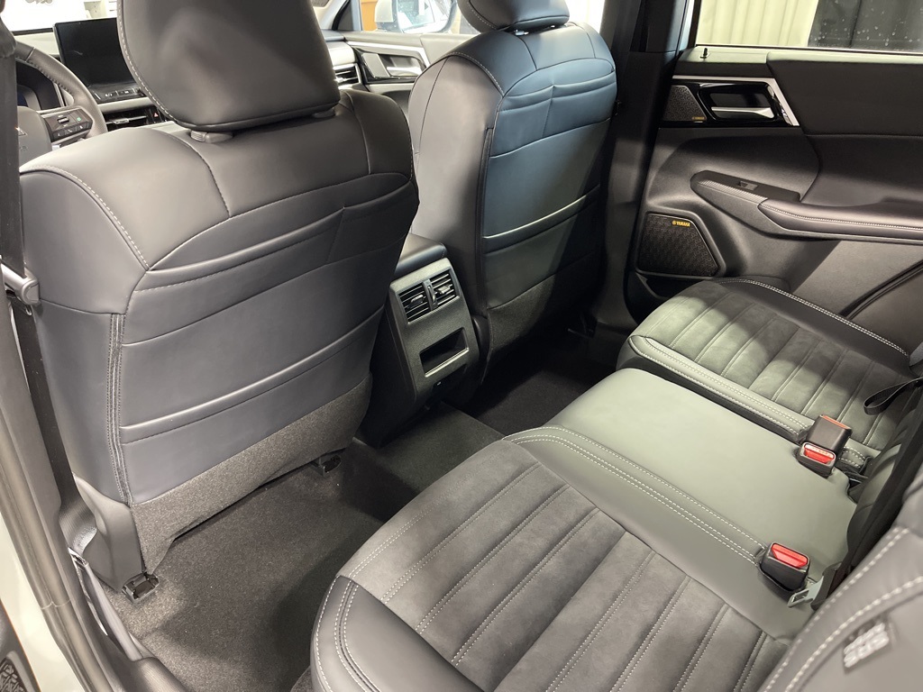 2025 Mitsubishi Outlander SE photo 23