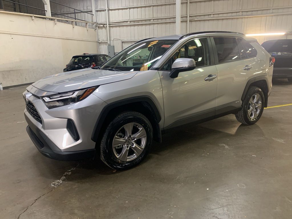 2025 Toyota RAV4 XLE's photo