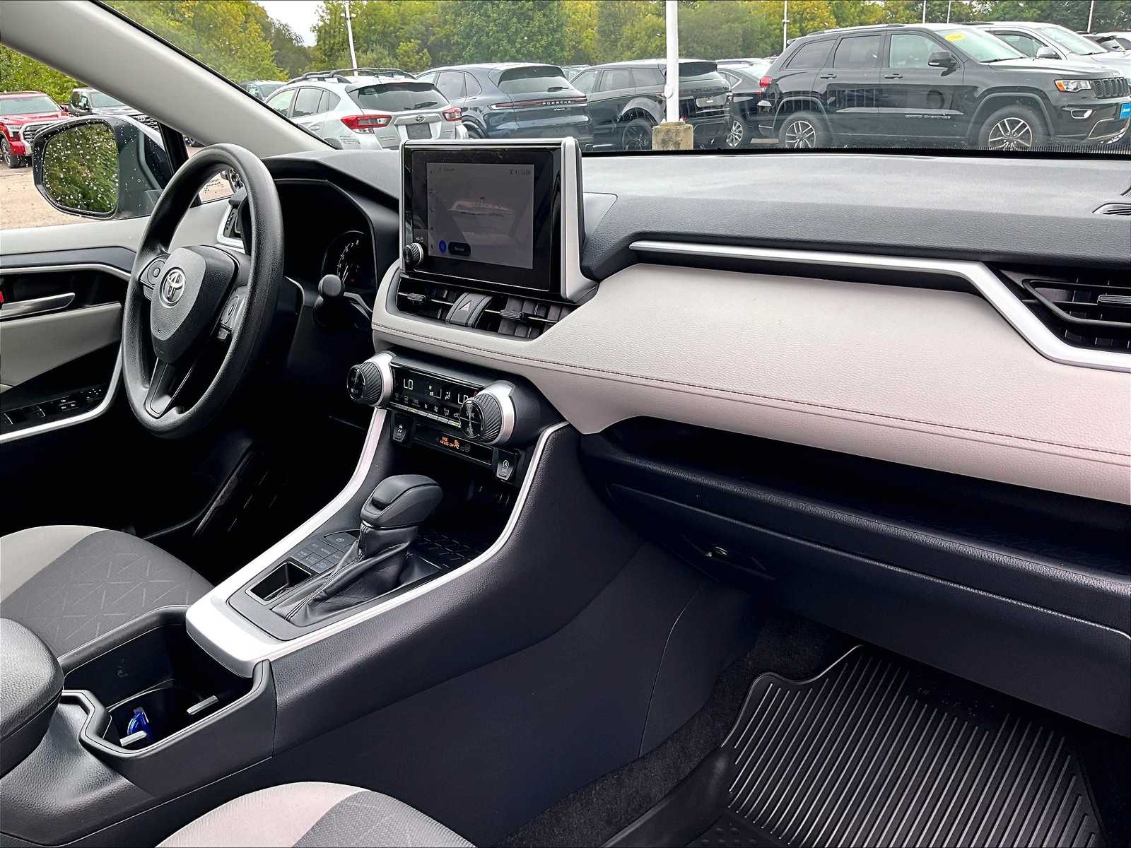 2025 Toyota RAV4 XLE photo 14