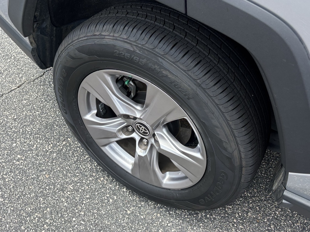 2023 Toyota RAV4 XLE photo 24