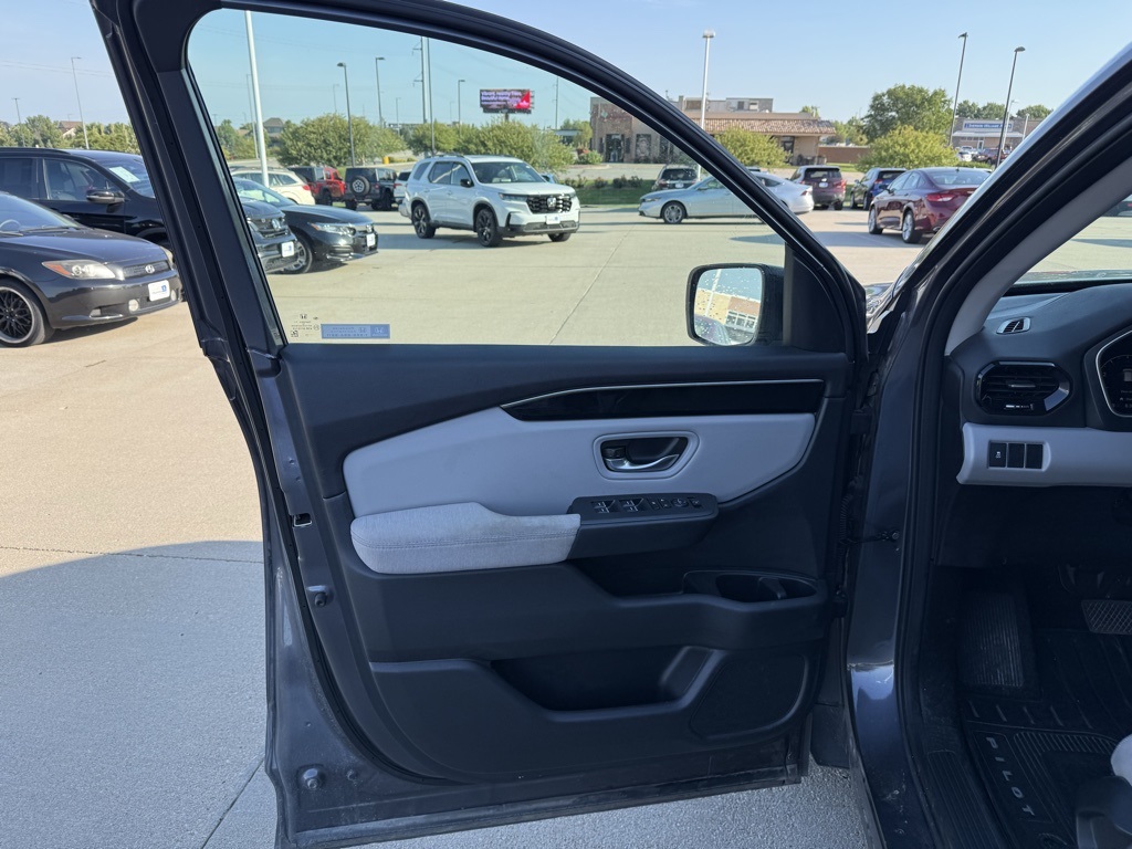 2023 Honda Pilot LX photo 9