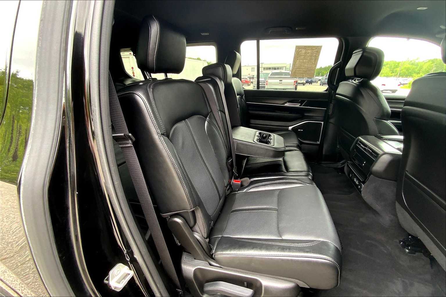 2024 Jeep Wagoneer L Series II photo 19
