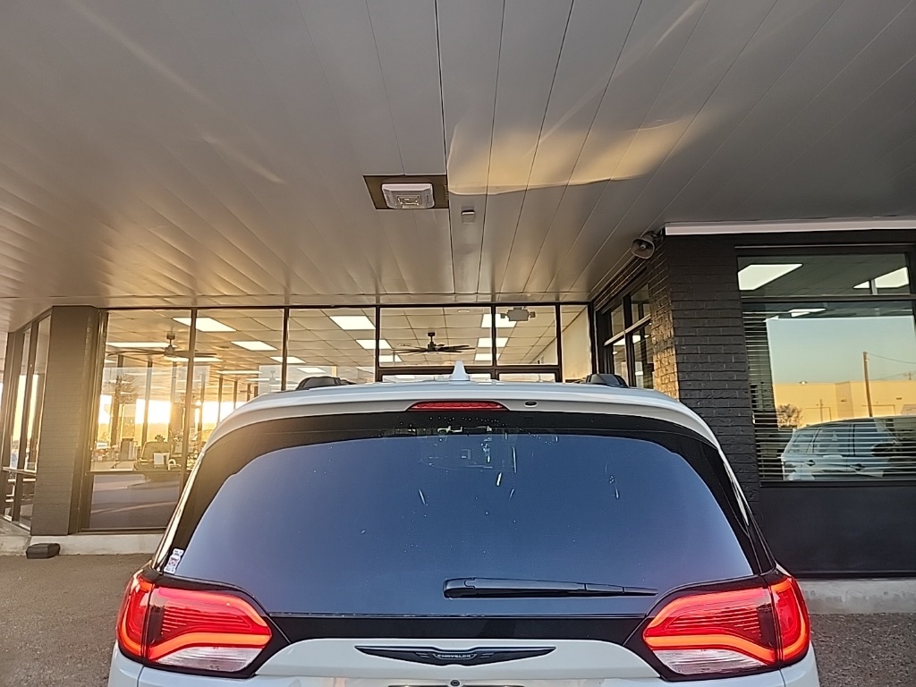 2020 Chrysler Pacifica Touring Plus photo 3