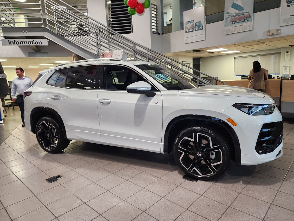 2026 Volkswagen Tiguan SEL R-Line photo 2