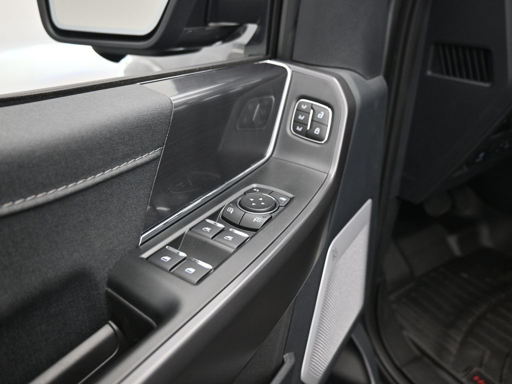 2025 Ford F-150 Lariat photo 9