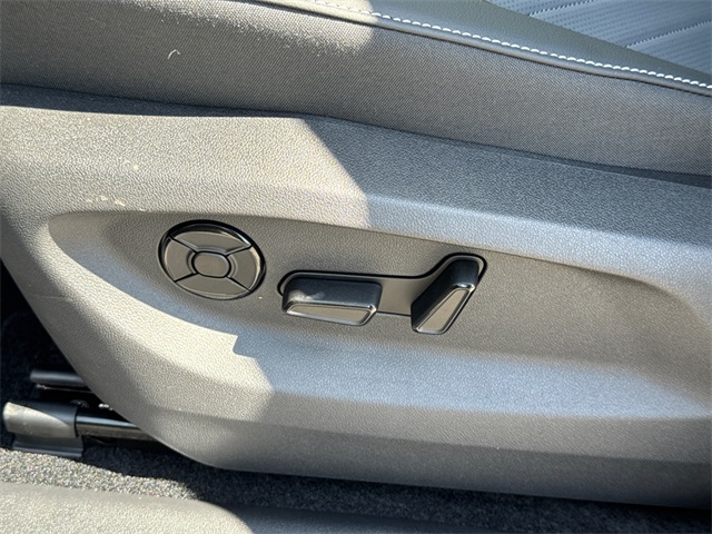 2025 Volkswagen Tiguan SE photo 26