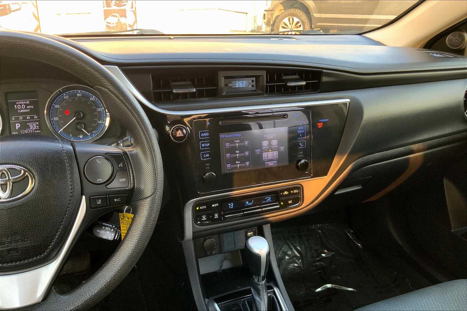 2019 Toyota Corolla LE photo 6