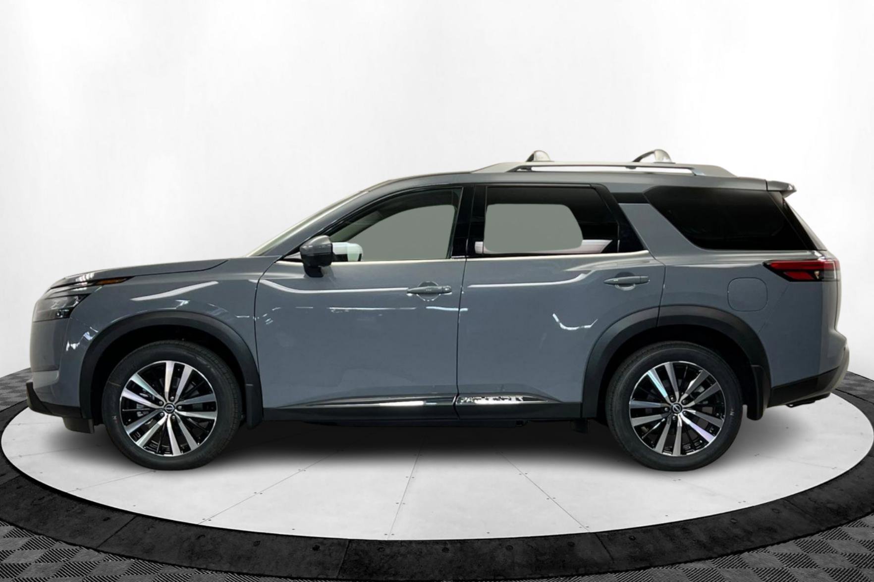 2025 Nissan Pathfinder Platinum photo 2